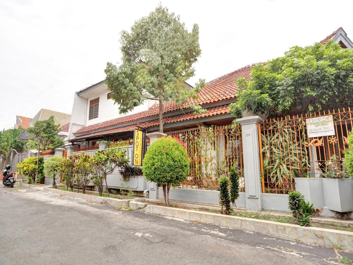 Oyo Life 90539 Taman Borobudur Guest House Syariah Blimbing (Java) Exterior foto