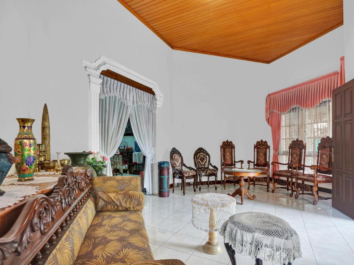 Oyo Life 90539 Taman Borobudur Guest House Syariah Blimbing (Java) Exterior foto