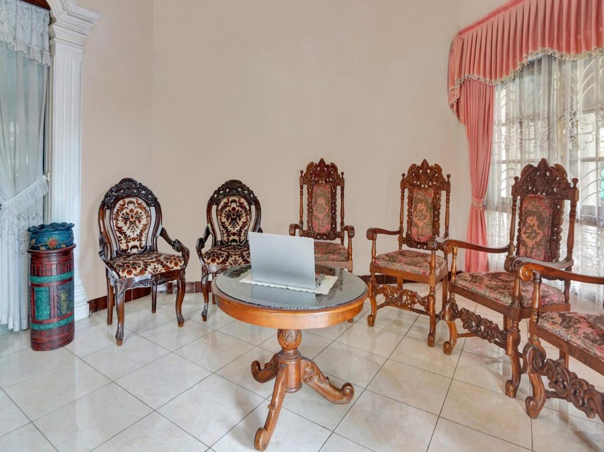 Oyo Life 90539 Taman Borobudur Guest House Syariah Blimbing (Java) Exterior foto