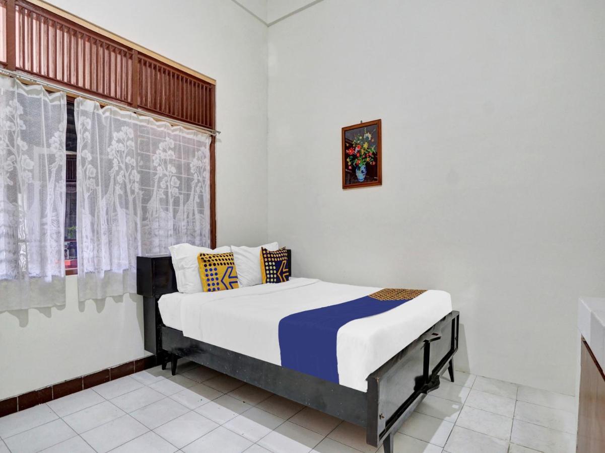 Oyo Life 90539 Taman Borobudur Guest House Syariah Blimbing (Java) Exterior foto